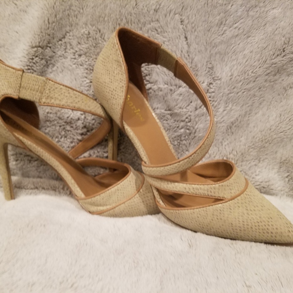 ⬇️Charles David heels👠